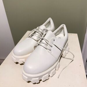 Elegant White Lace-Up Women's Sneakers